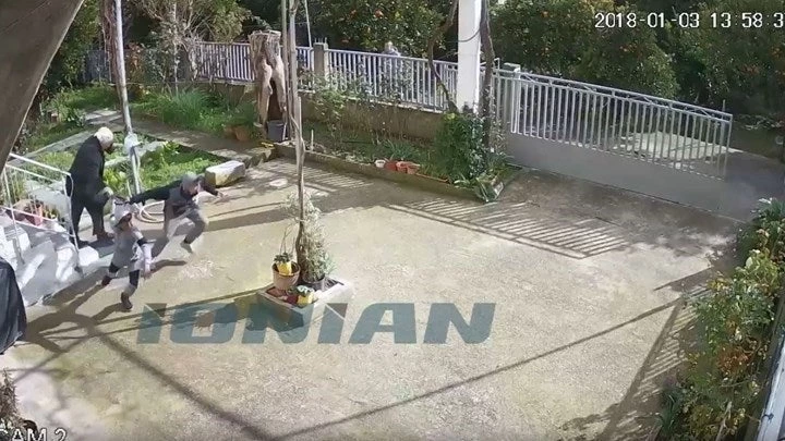 «Σπάσανε τα δόντια μου, αιμορραγούσα και ζω ακόμα» – Συγκλονίζει η γιαγιά που την λήστεψαν ανήλικοι γύφτοι- Βίντεο
